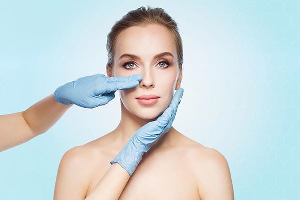 Burun estetiği için muayene olan kadın